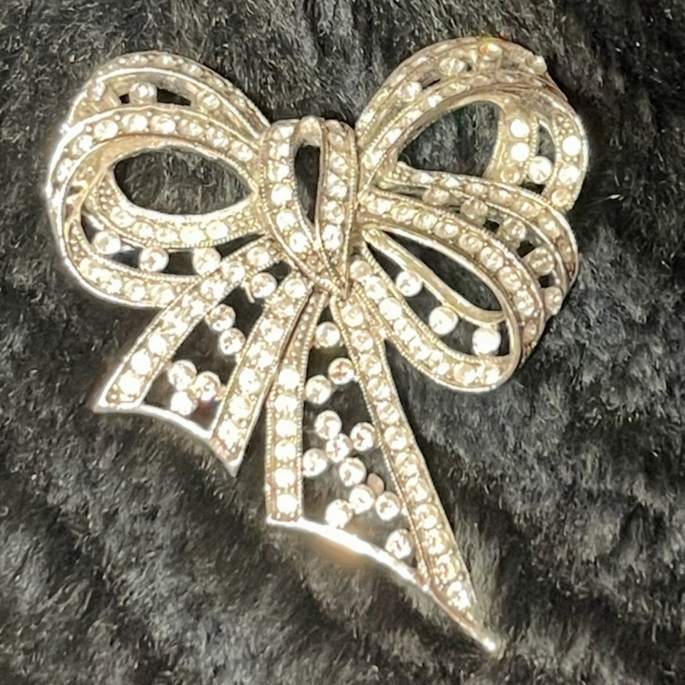 JOAN RIVERS Classics Collection Bow Rhinestone Brooch Pin Silver-Tone EUC Snazzy - Picture 4 of 11